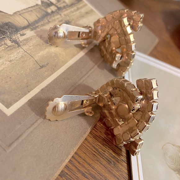 Vintage Unsigned Triangular Bypass Aurora Borealis (AB) Crystal Clip on Earrings - Picture 14 of 16